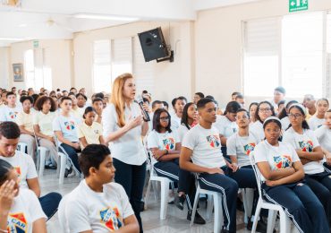 Carolina Mejía conversa con estudiantes de Capotillo sobre responsabilidad ciudadana