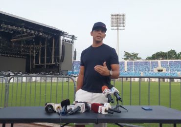 Saymon Díaz solicita levantamiento de suspensión para que Romeo Santos pueda cantar "La suegra"