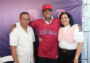 De lavar carros a pelotero profesional: Christopher Orlando Cordero Tejeda firma contrato con los Boston Red Sox por 350,000 dólares