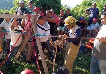 Rescate Heróico: Bomberos de Santiago y Defensa Civil rescatan hombre de 55 años a 80 pies de profundidad