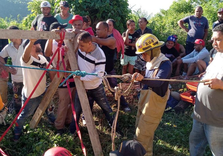 Rescate Heróico: Bomberos de Santiago y Defensa Civil rescatan hombre de 55 años a 80 pies de profundidad