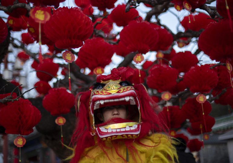 China recibe entre festejos el año de la serpiente, símbolo tradicional de sabiduría