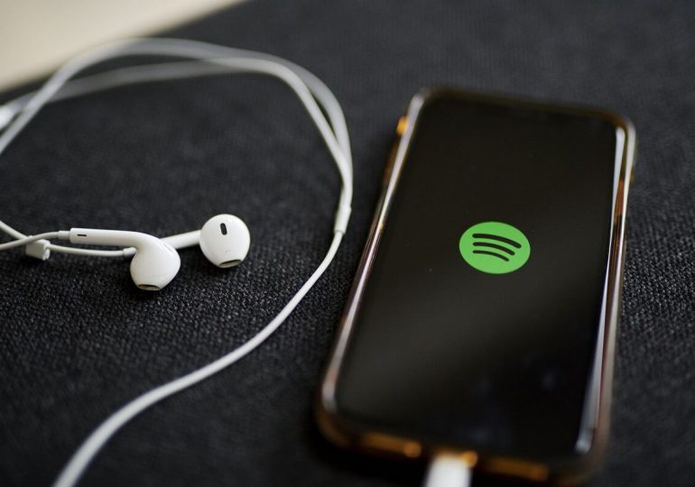 Hallan contenido pornográfico en Spotify