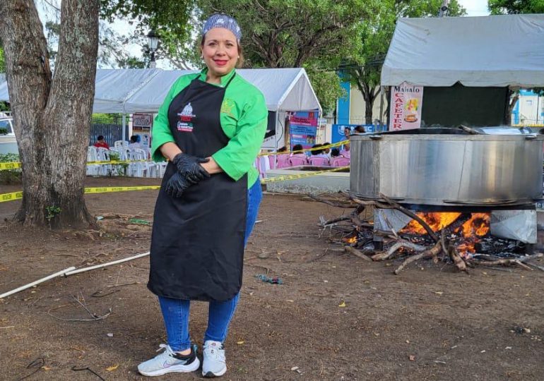 FEDA y chef Solangel Velázquez buscan récord nacional cocinando caldero de arroz para dos mil personas