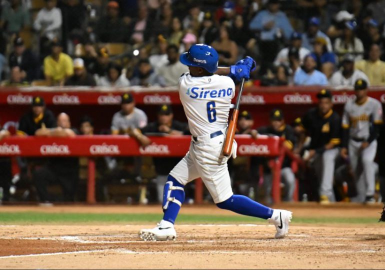 Licey vence a las Águilas con pitcheo de Valdéz y cuadrangular de Leyba