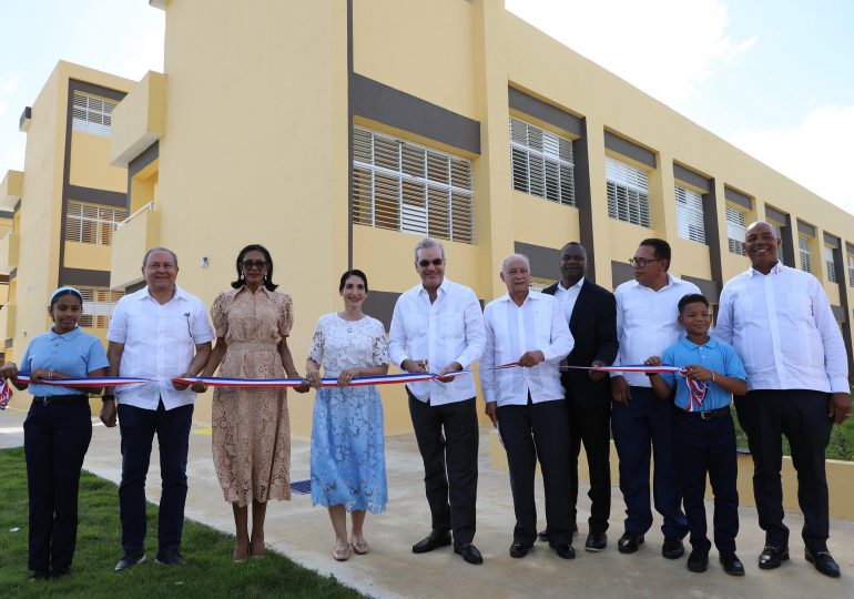 Presidente Abinader inaugura una escuela y una estancia infantil en La Altagracia