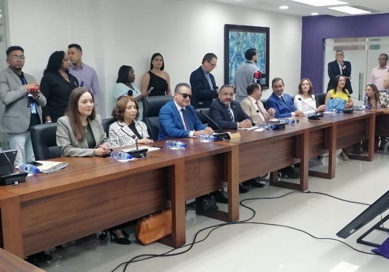 JCE explica al PLD su proyecto de nueva cédula de identidad y electoral