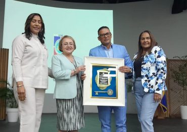 Alcaldía de SFM otorga llave de la ciudad a la embajadora de El Salvador