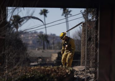 Los fuertes vientos amenazan con empeorar los incendios de Los Ángeles