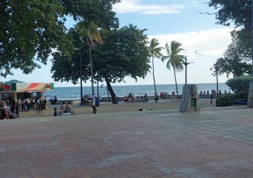 Un feriado soleado; la gente aprovecha para respirar aire fresco en el Malecón