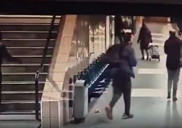 VIDEO: Hombre apuñala a otro en el metro de Lyon tras un choque accidental