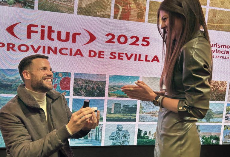 Video: Empresario sorprende con romántica propuesta de matrimonio en FITUR 2025