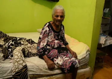 María Elvira, una anciana de 125 años, fue desalojada y espera que le entreguen su vivienda en Santiago