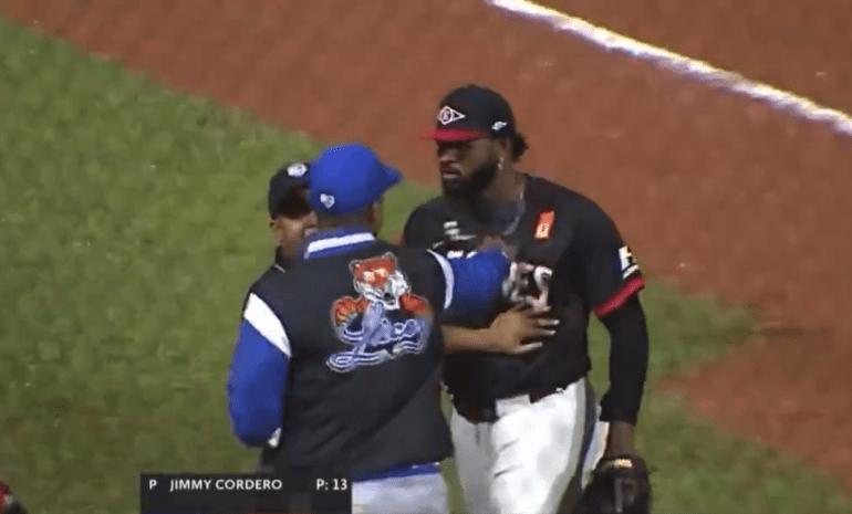 Recoge bate del Licey recibirá sanción o advertencia por amenazar a Junior Caminero