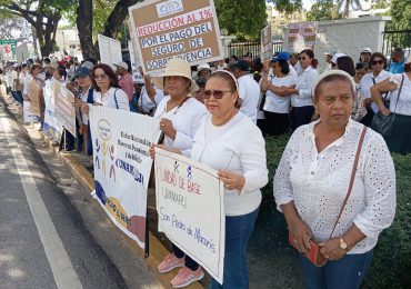 Maestros pensionados y jubilados se concentran frente al MINERD, reclaman devolución 3% de lo descontado en diciembre