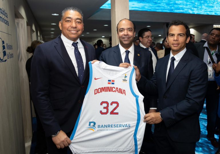 Administrador de BanReservas recibe camiseta selección nacional de basket en FITUR 2025