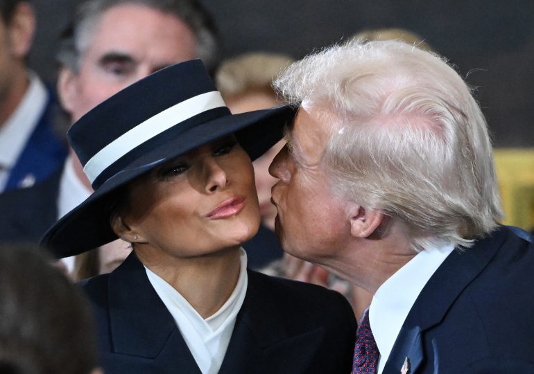 Un sombrero se interpone entre Donald Trump y Melania