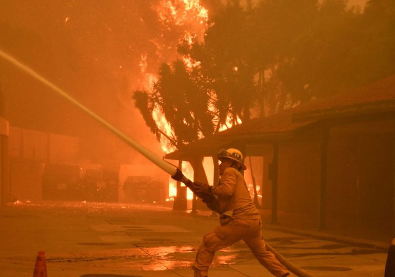 Video: Incendios destruyen varias casas en Pacific Palisades, donde famosos como Jlo tienen propiedades