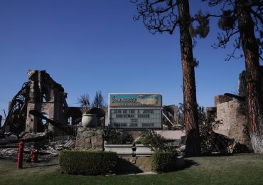 Cientos de presos arriesgan sus vidas en la batalla contra los incendios de Los Ángeles