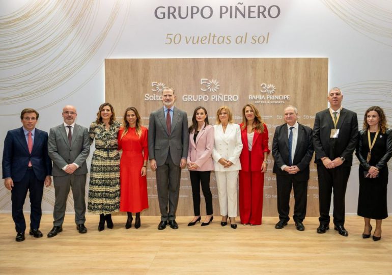 Grupo Piñero celebra sus “50 vueltas al sol” con la visita de los Reyes y un brindis familiar