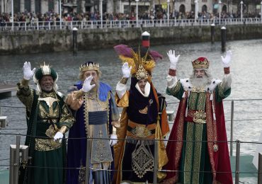 Las cabalgatas de Reyes Magos reparten ilusión por toda España desafiando al mal tiempo