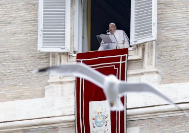 El papa celebró el Ángelus con la voz ronca y algo de tos pero sin el tutor en el brazo