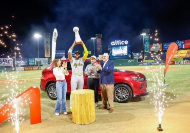 Aderlin Rodríguez recibe galardón y su jeepeta SWM 2024