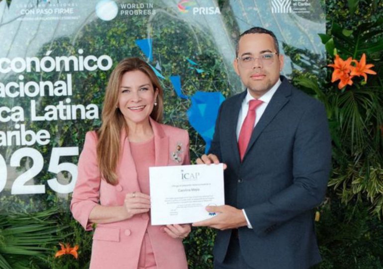 Instituto ICAP reconoce a Carolina Mejía en Foro Económico en Panamá