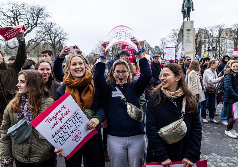 Miles de manifestantes en París contra el aborto al cumplirse 50 años de su legalización