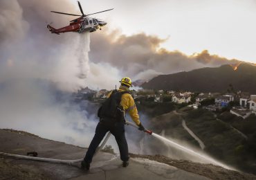 Los Ángeles declara el estado de emergencia por incendios sin control con 30.000 evacuados