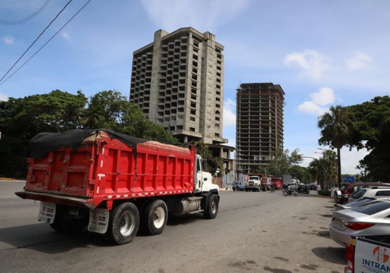 INTRANT y ADN prohíben circulación de vehículos pesados en el Malecón de Santo Domingo para evitar accidentes