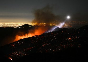 Vientos fuertes reavivan los incendios en Los Ángeles