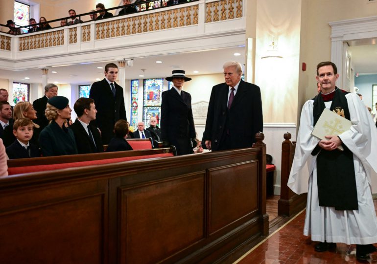 Trump y su esposa Melania llegan a la iglesia en comienzo de jornada de investidura