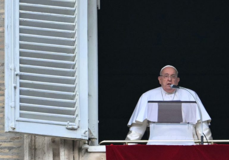 El papa pide que el "horror" del Holocausto no sea ni olvidado ni negado