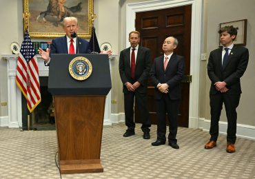 Trump ordena congelar parte de los gastos federales y desata tormenta política