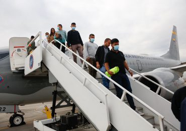 Colombianos deportados por EEUU llegan a Bogotá tras crisis con Trump