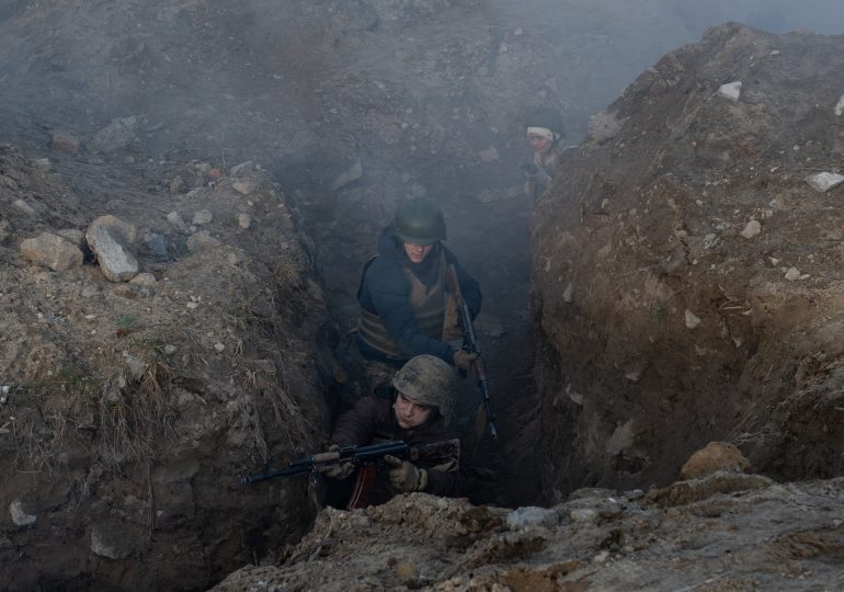 Rusia reivindica la toma de un pueblo y se acerca a autopista clave en Ucrania