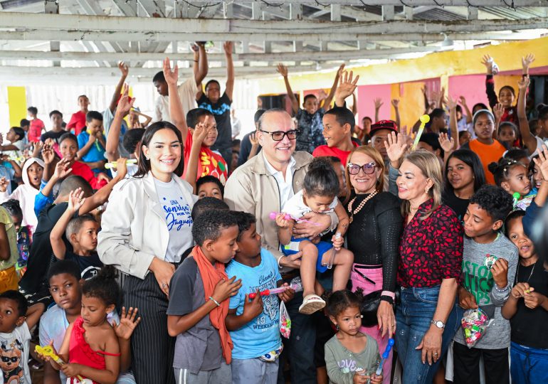 Alcalde Ulises Rodríguez entrega juguetes a niños de distintas comunidades de Santiago