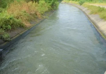 Buscan a niño de 10 años que desapareció tras lanzarse a canal de riego en Santiago