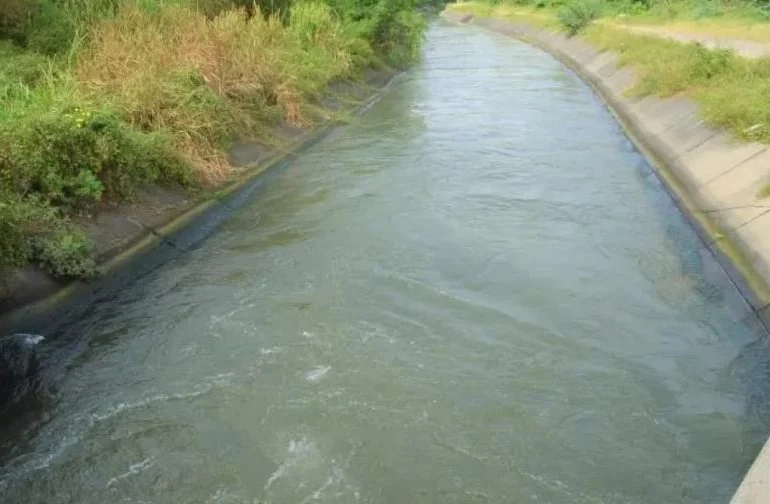 Buscan a niño de 10 años que desapareció tras lanzarse a canal de riego en Santiago