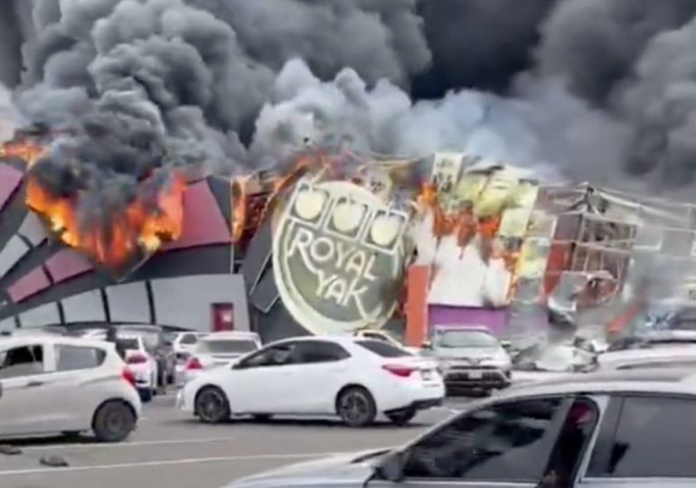 Video: Se incendia el Casino Royal Yak en México