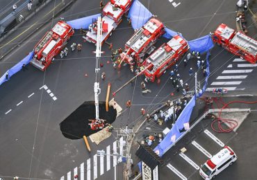 Camionero japonés atrapado en un socavón sigue sin ser rescatado tras tres días