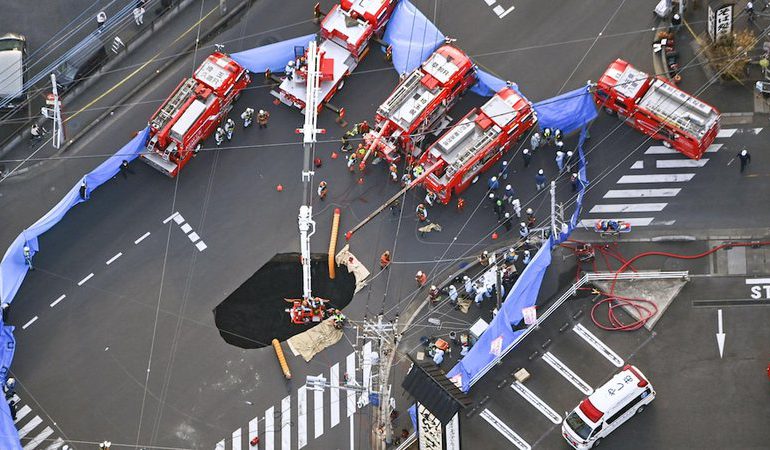 Camionero japonés atrapado en un socavón sigue sin ser rescatado tras tres días