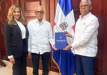 Andrés L. Mateo entrega memorias de su gestión como embajador ante la UNESCO