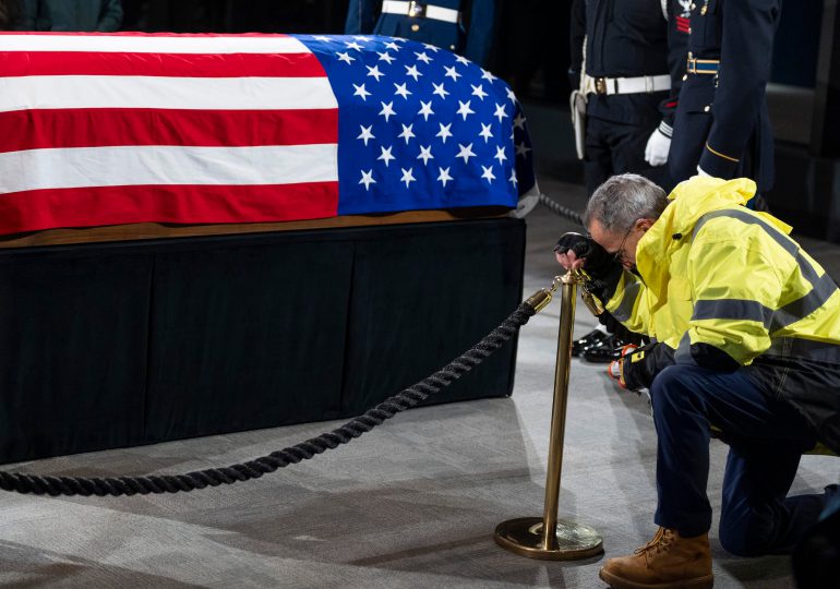 Cientos se acercan a la capilla ardiente del expresidente Jimmy Carter en Atlanta