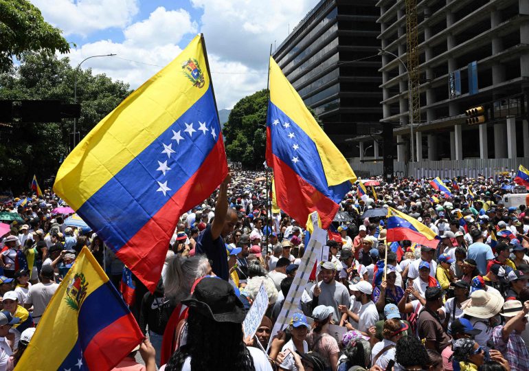 Protesta masiva convocada para mañana y descontento militar podrían desestabilizar al régimen de Maduro, según analista político