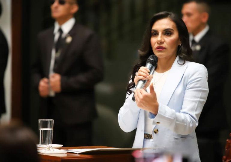 Denuncian a vicepresidenta de Ecuador por presunta usurpación y retención ilegal del mando