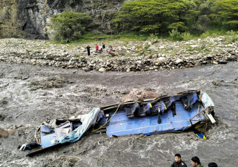 Al menos seis muertos y seis desaparecidos en accidente de bus en Andes de Perú