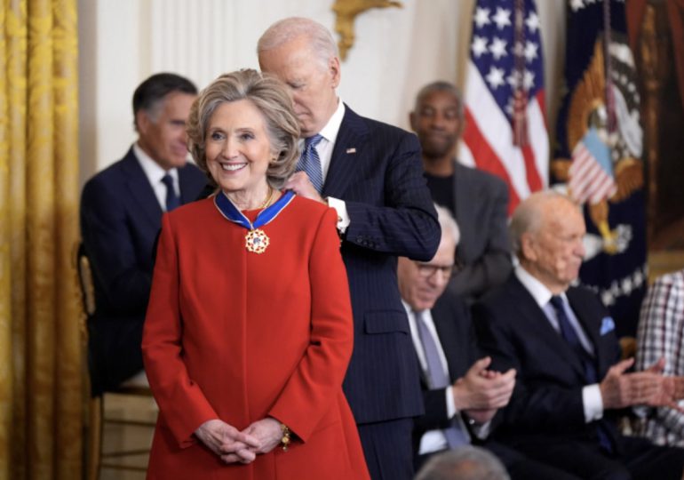 Biden otorga la Medalla Presidencial de la Libertad a Hillary Clinton, José Andrés y George Soros, entre otros