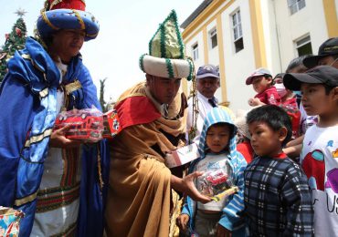 Los Reyes Magos de la Policía de Perú llegan al principal hospital infantil del país